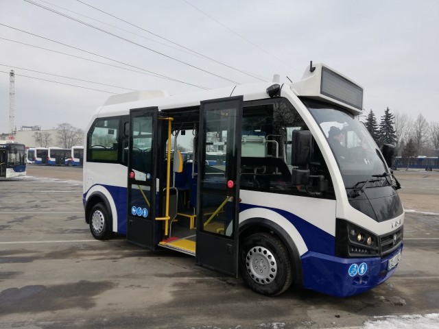 Do Krakowa dotarły dwa autobusy typu mini. Karsany to pojazdy o długości ok. 6 m. W środku jest miejsce dla 21 pasażerów.