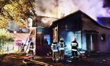 Nocny pożar w centrum Wysokiego Mazowieckiego. Drewniany dom gasiło 6 zastępów strażaków