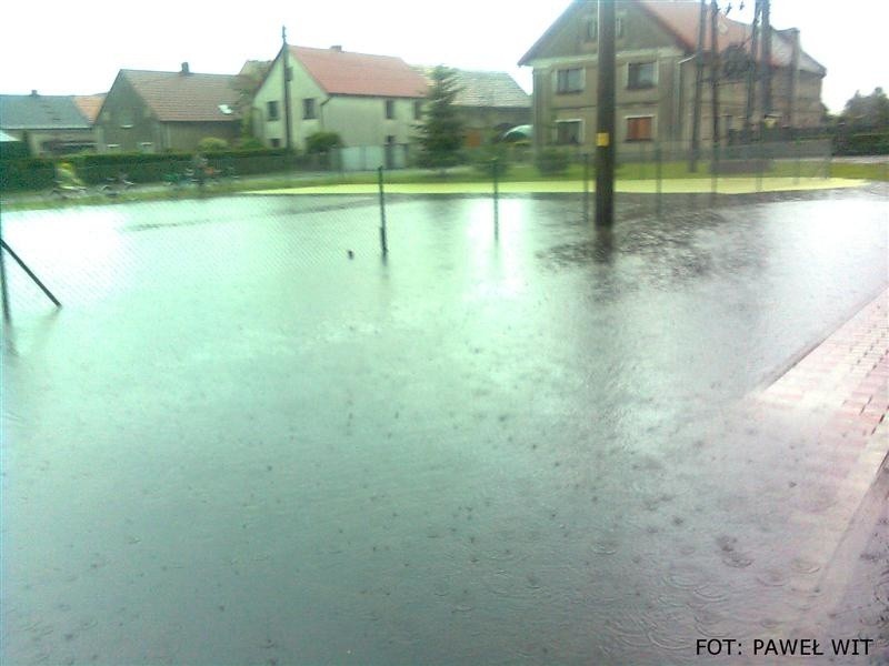 W Przylesiu zostala zalana droga nr. 401 i kilka okolicznych...