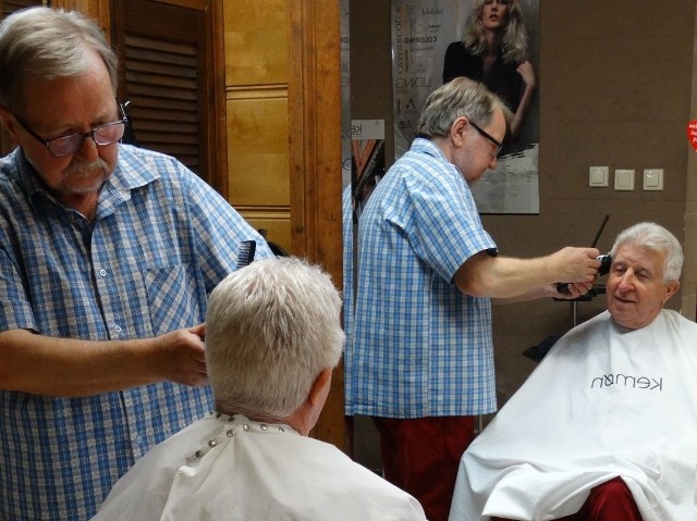 Andrzej Śmiegel, ostatni prezes spółdzielni fryzjerskiej "Kosmyk" czesze Zenona Porazińskiego od ponad 40 lat. Pan Zenon był jego modelem na rozmaitych zawodach