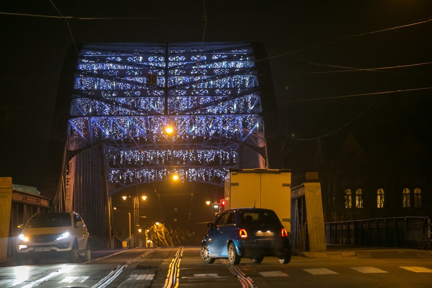 Kraków. Piękny most Piłsudskiego w świątecznej szacie