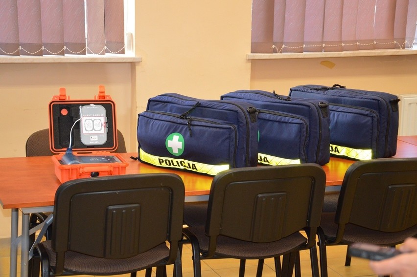 Komenda Powiatowa Policji w Stalowej Woli została wyposażona w defibrylator i trzy specjalistyczne torby z zestawami ratowniczymi
