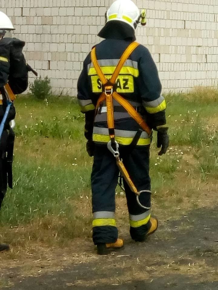 Nad bezpieczeństwem strażaków czuwało pogotowie...