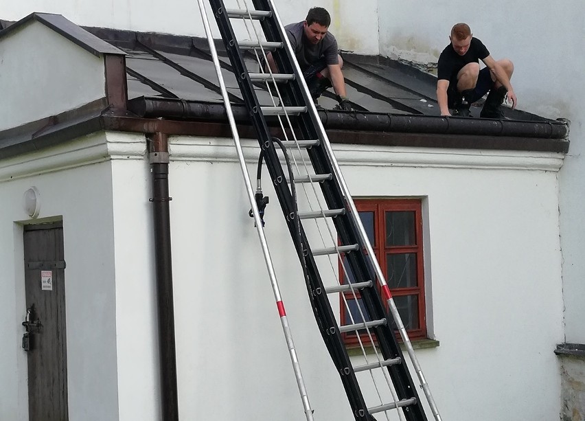 Strażacy pomagali w pracach przy udrażnianiu rur i odpływów...