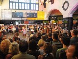 Spektakl na dworcu PKP w Opolu przyciągnął tłumy