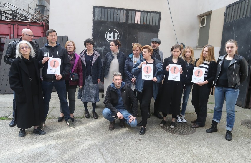 Akcja Wielka Środa dla Nauczycieli. Teatr Współczesny w Szczecinie wsparł strajkujących nauczycieli