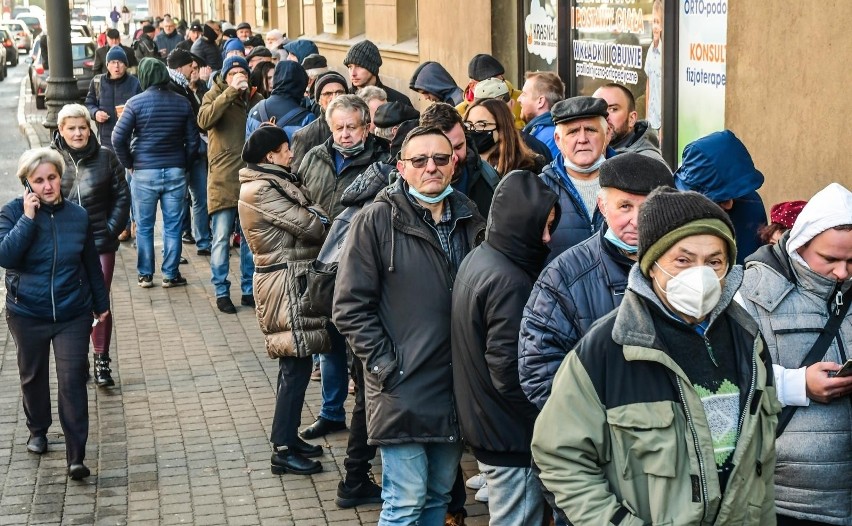 Pierwszego dnia przed bydgoskim oddziałem NBP, ustawiła się...