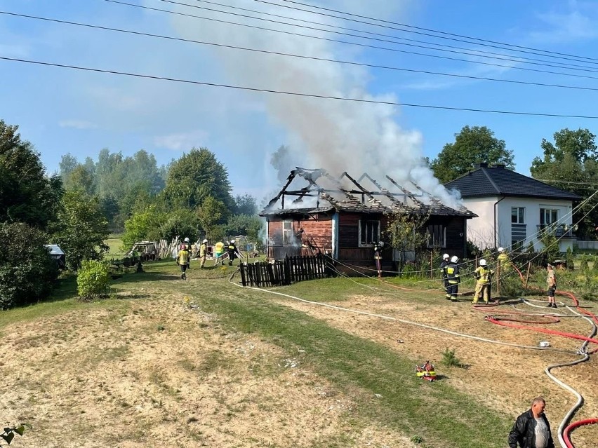Spłonął drewniany dom w powiecie zamojskim. Straty wyniosły 150 tys. zł