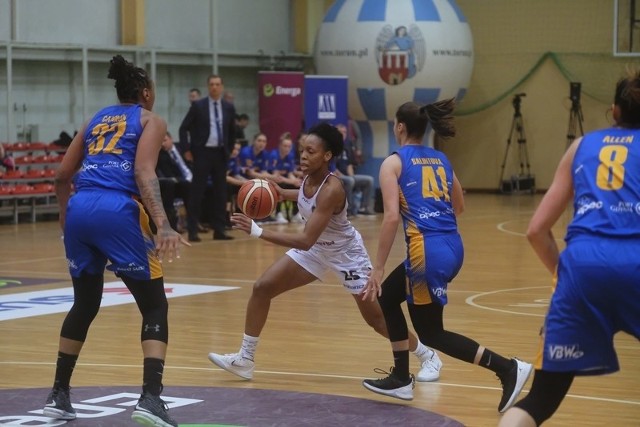 Koszykarki Energi Toruń nie sprostały Arce Gdynia w sobotnim meczu Energa Basket Ligi Kobiet. Toruńskie koszykarki w pierwszym meczu po powrocie do hali "Spożywczaka" przegrały 62:71.