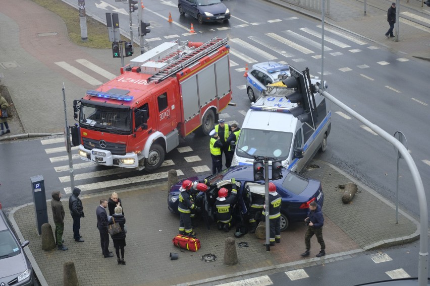 Wrocław: Groźny wypadek radiowozu. Ranny ważny urzędnik