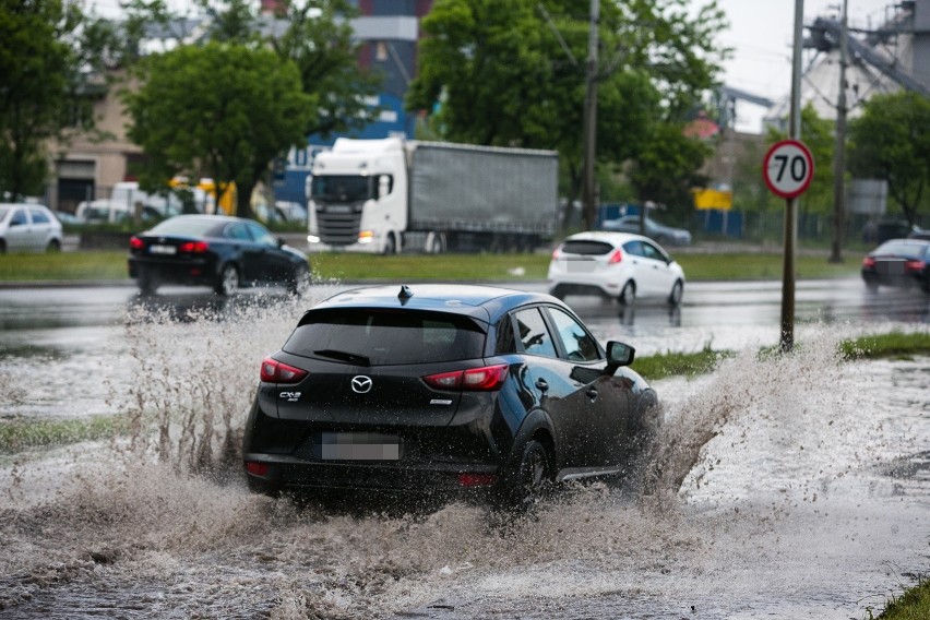 Burza i ulewa w Szczecinie (20.05.2019). Zalane ulice, tramwaje sparaliżowane [ZDJECIA, WIDEO]