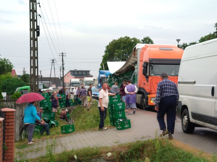 W Morawicy na drogę wypadły transportery z piwem (WIDEO, zdjęcia)