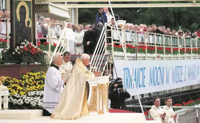 Wizyta na Jasnej Górze papieża Benedykta XVI. To on przywiózł Złotą Różę w 2006 roku