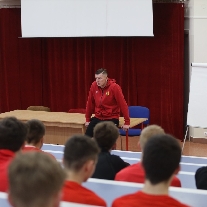 Jacek Kiełb z Korony Kielce w Nowinach spotkał się z młodymi piłkarzami. Mówił o początkach kariery i pokusach, jakie na niego czekały
