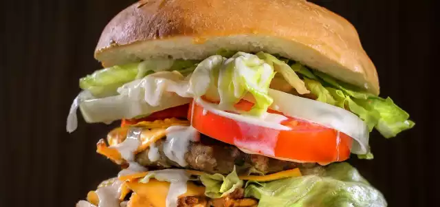 Sos do burgera to obowiązkowy element, który podkreśli smak mięsa, lekko "nawilży" chrupiącą sałatę i idealnie współgra z bułką. To właśnie sos jest kluczowy w tworzeniu domowego Big Maca, choć nie można zapominać też o składnikach kanapki. Zobacz przepis krok po kroku - szczegóły na kolejnych slajdach naszej galerii.