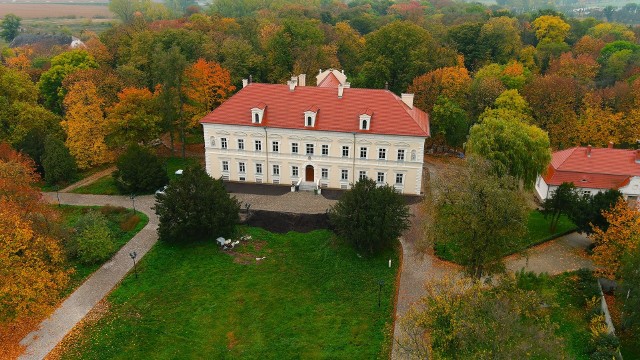 Zabytkowy pałac barokowy z XVII wieku w Konarzewie.