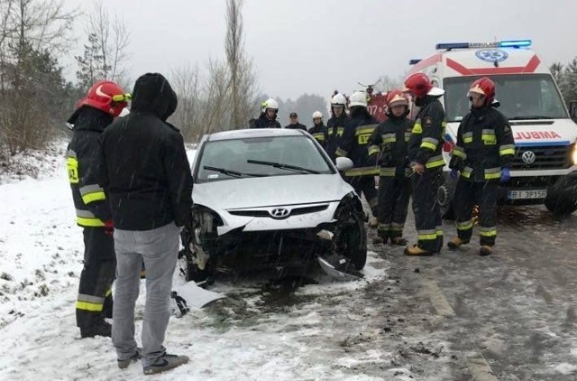 Do wypadku doszło w sobotę około godziny 14. Na DK 65 w okolicach miejscowości Kozińce samochód osobowy wpadł w poślizg i uderzył w pobliski rów. Hyundaiem podróżowały 3 osoby, w tym dziecko. Policjanci ustalają przyczyny tego zdarzenia.