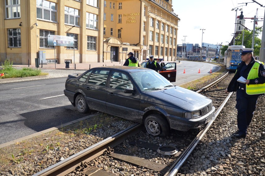 Volkswagen zablokował torowisko na Kazimierza Wielkiego. Kierowca uciekł (ZDJĘCIA)
