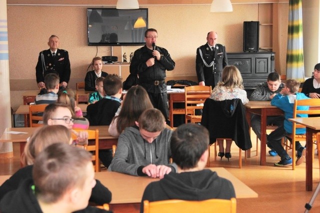 W turnieju Wiedzy Pożarniczej w Przysusze wzięła udział młodzież ze wszystkich typów szkół w powiecie przysuskim.