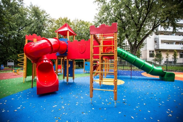 Nowy plac zabaw jest podzielony na dwie strefy, z których jedna jest przeznaczona dla dzieci w wieku od roku do 3 lat, a druga dla nieco starszych.