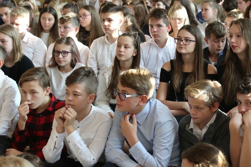 "Rekord dla Niepodległej" w Kielcach. Uczniowie śpiewali hymn w piątek o 11.11 - zobaczcie wideo i zdjęcia