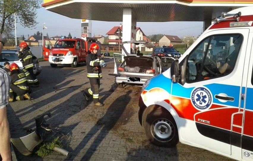 Wodzisław: Wypadek na stacji benzynowej. Peugeot staranował...