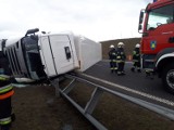 Utrudnienia na A1. Autostrada była zablokowana na wysokości Warlubia. Drogowcy podnosili przewróconą cieżarówkę [zdjęcia]