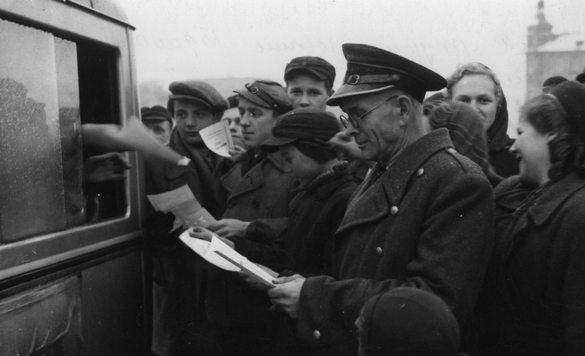 76 lat temu kolportażu nie było, nowiutką gazetę rozwoziły...