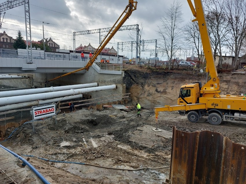 Potężna operacja budowlana na ulicy Batorego w Rzeszowie. Bierze w niej udział 16 betoniarek [ZDJĘCIA]