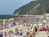 W Międzyzdrojach na plaży tłumy! W długi weekend pogoda nie zawiodła turystów [ZDJĘCIA]
