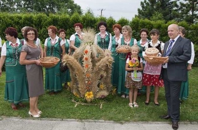 Koło Gospodyń Wiejskich z Górek miało przepiękny wieniec. Towarzyszyli mu starostowie Anna Ludwińska i Marek Płachta. 