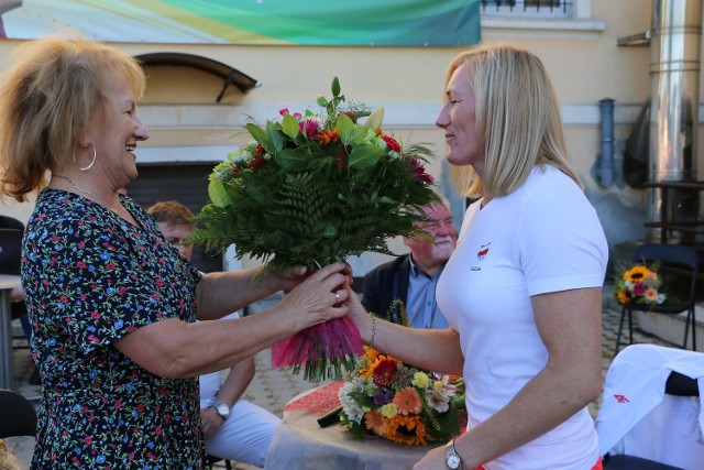 Wiązanką kwiatów Monikę Michalik (z prawej) przywitała Zofia Plewa z zarządu powiatu.