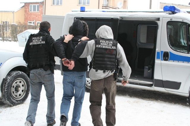 W czwartek policjanci przewieźli zatrzymanych mężczyzn do prokuratury w Grójcu.