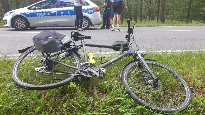 Poszkodowany 61-letni rowerzysta trafił do szpitala.