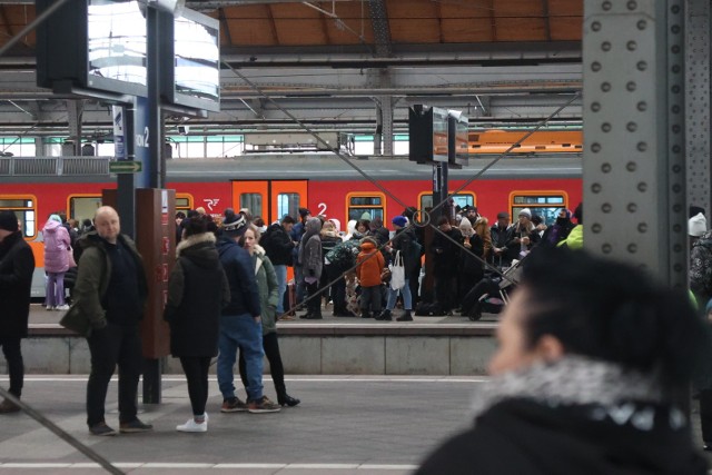 Ogromne utrudnienia na stacji Wrocław Główny. Z powodu awarii zasilania wiele pociągów jest opóźnionych, odjeżdżają z innych peronów, niż jest to podane w rozkładach. Pasażerowie są zdezorientowani