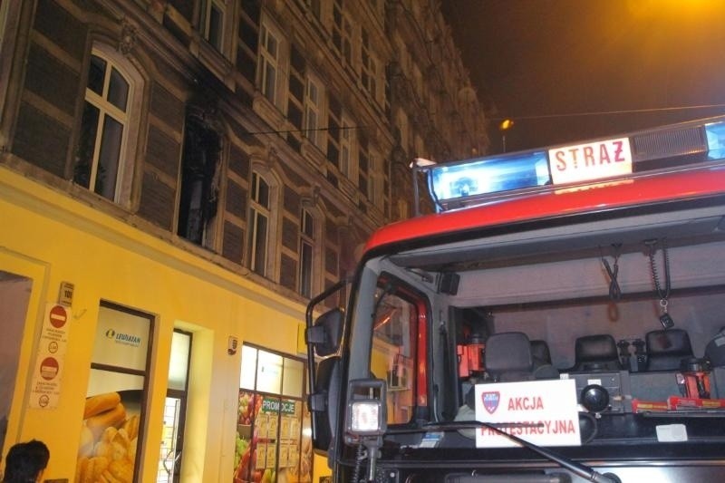 Wrocław: Pożar i ewakuacja na Jedności Narodowej. 3 osoby ranne, 1 w ciężkim stanie (ZDJĘCIA)