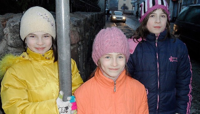 Trzy młode, sympatyczne grudziądzanki oceniają, że sprzątanie daje efekty, bo na ulicach Starówki, którymi często chodzą,  jest już czyściej.Od lewej: Sara, Maria i Paulina Dłużyńskie