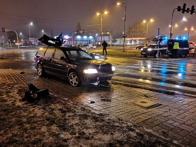 W piątkowy wieczór doszło do wypadku na skrzyżowaniu ulic Fordońskiej i Łęczyckiej w Bydgoszczy. Samochód osobowy uderzył w sygnalizator świetlny. Czy uda się skończyć z plastikiem?