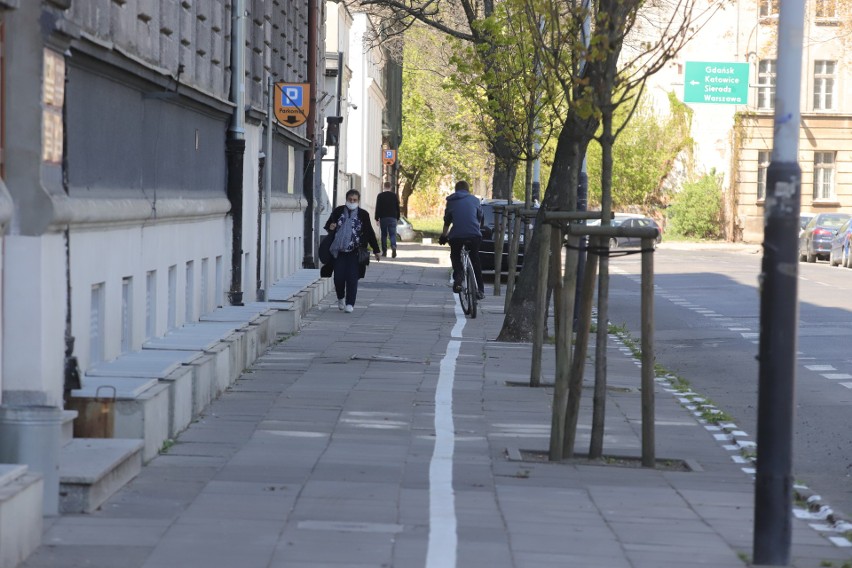 Wyznaczyli miejsca parkingowe w Łodzi na Starym Polesiu. Przez zaparkowane auta piesi nie mogą się minąć zachowując przepisowe 2 metry