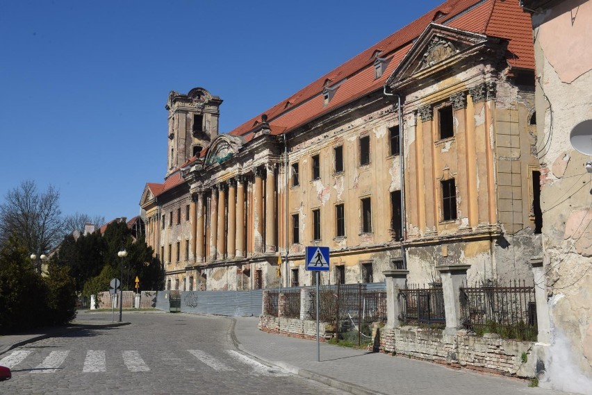 Pałac w Żarach powolutku wraca do formy. Oj trochę czasu to...