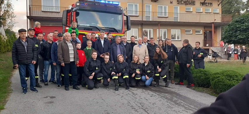 Ochotnicza Straż Pożarna z Sichowa Małego powitała nowy wóz. Zobaczcie zdjęcia i film