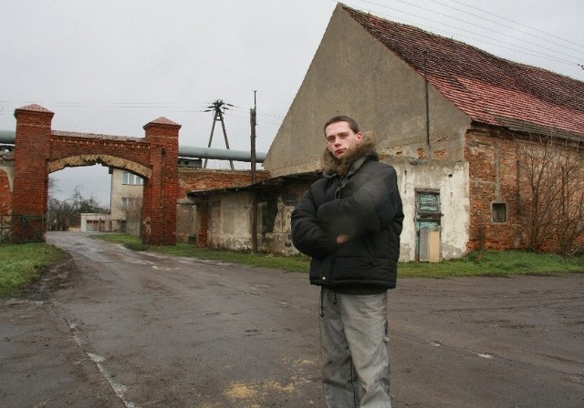 - Budynki obracają się w ruinę. Najwyższy czas zabrać się za ich remont &#8211; twierdzi Łukasz Nowak, mieszkaniec folwarku.