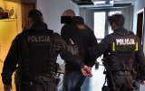 Akcja CBŚP na Śląsku: 11 pseudokibiców zatrzymanych. Zarzuty: pobicia, rozboje, kradzieże z włamaniami 
