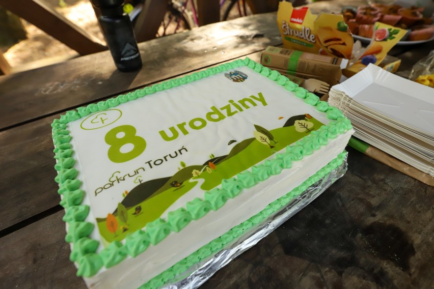 Parkrun Toruń świętował urodziny. Był okolicznościowy tort....
