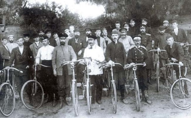 Rok 1905. Uczestnicy pierwszego wyścigu kolarskiego w Białymstoku.