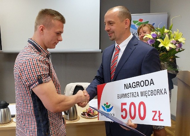 Kacper Badziągowski odbiera nagrodę podczas wczorajszej sesji od burmistrza Więcborka Waldemara Kuszewskiego. Zawodnika uhonorował też starosta Jarosław Tadych