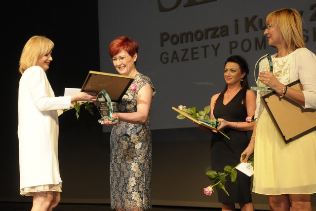 Małgorzacie Stawickiej jako "Kobiecie Przedsiębiorczej 2013" statuetkę wręcza znana aktorka Katarzyna Żak.