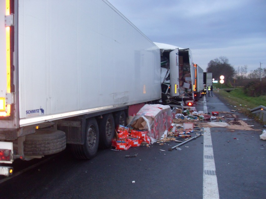 Wypadek na drodze krajowej numer 73 w Niegosławicach koło Pacanowa. Zderzyły się cztery ciężarówki, dwie osoby ranne, gigantyczne korki! 