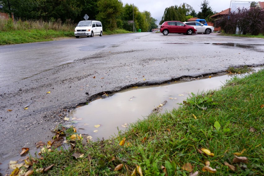 Raszyńska do przebudowy. Inwestycja będzie kosztować ponad 9,3 mln zł. Kiedy mieszkańcy Węglina Północnego pojadą drogą równą jak stół? 