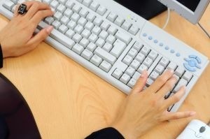 Niepełnosprawni mogą za darmo nauczyć się obsługi komputera. (fot. sxc)